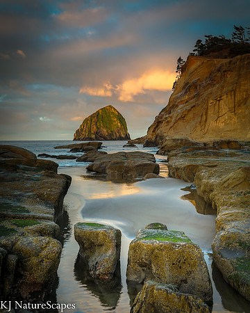 Pointing the way to Hay Stack Rock at Pacific City